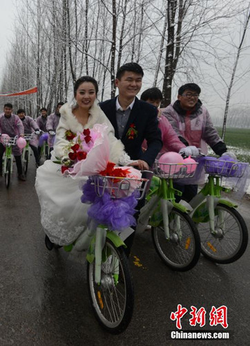 阜陽(yáng)“90后”青年騎公共自行車迎娶新娘