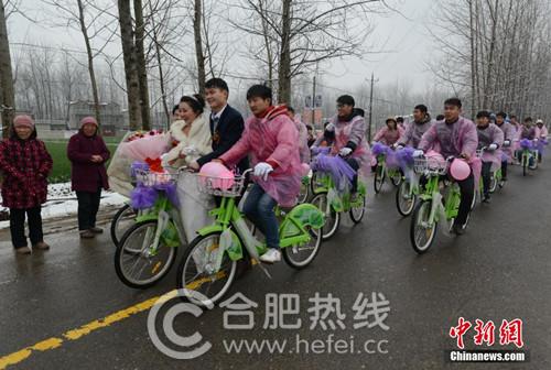 阜陽(yáng)“90后”青年騎公共自行車迎娶新娘