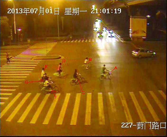 監控顯示，有7名青年用非常規方式騎走公共自行車，其行為已涉嫌盜竊。